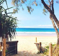 Steps from Mudjimba Beach 3 BR Apt Sunshine Coast with WIFIPoolParking - Tourism TAS