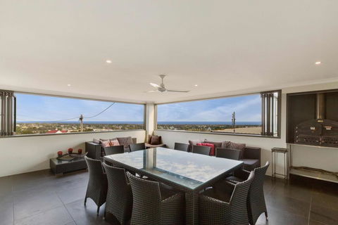 Stillwaters - Panoramic View Of Lakes Entrance - Tourism TAS 2