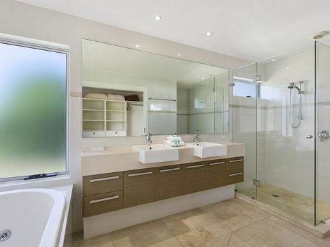 Stunning Riverfront Apartment In Noosaville - Unit 2 Wai Cocos 215 Gympie Terrace - Tourism TAS 3