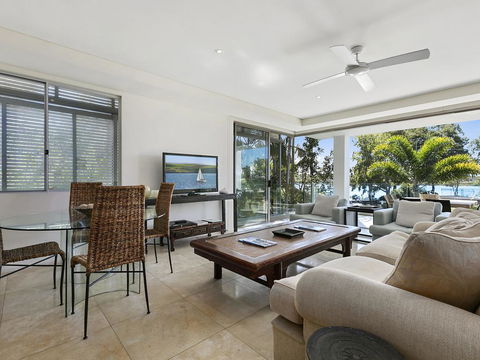 Stunning Riverfront Apartment In Noosaville - Unit 2 Wai Cocos 215 Gympie Terrace - Tourism TAS 2