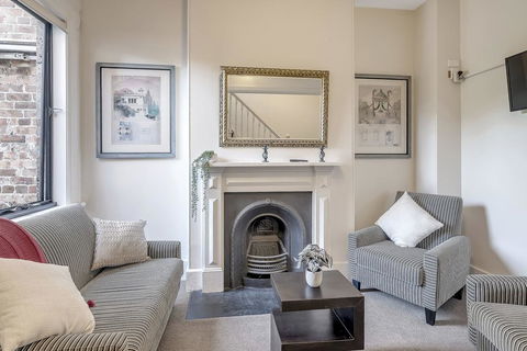 Stylish House - Moments To Kings Cross & City - Tourism TAS 2