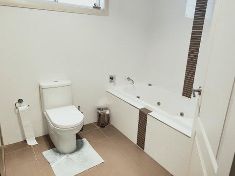 Stylish Private Bathroom-Luxurious Modern Big Home - Tourism TAS 2