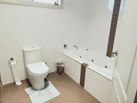 Stylish Private Bathroom-Luxurious Modern Big Home - Tourism TAS 2