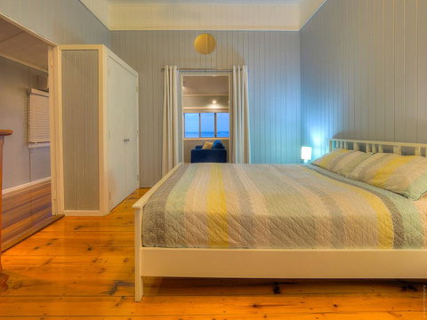 Sublime Beachfront Queenslander On The Esplanade - Tourism TAS 3