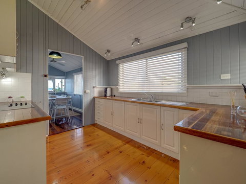 Sublime Beachfront Queenslander On The Esplanade - Tourism TAS 1