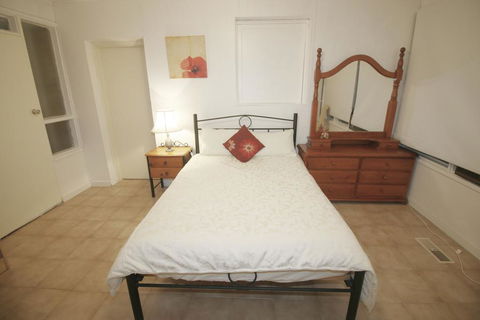 Sunny House - Melbourne Airport Home - Hobart Tourism 3