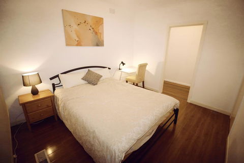 Sunny House - Melbourne Airport Home - Hobart Tourism 0
