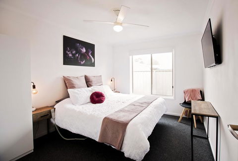 Sunny Shackell - Echuca Moama Holiday Accommodation - Hobart Tourism 0