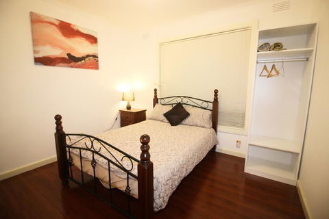 Sunny House - Melbourne Airport Home - Tourism TAS 2
