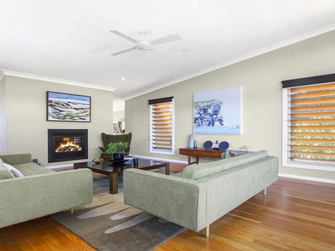 Sunshine Beach House-25 Metre Walk To The Beach - Hobart Tourism 3