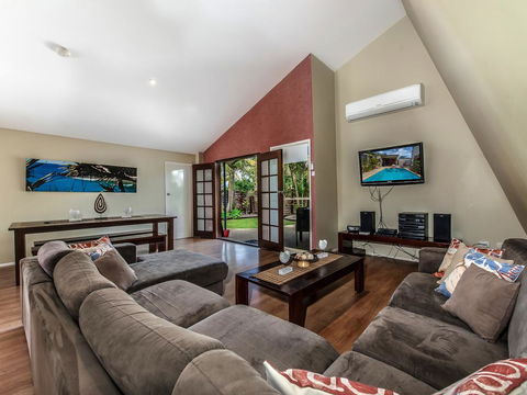 Surf Club House, Pet Friendly, Sunshine Coast, Holiday House, Marcoola - Tourism TAS 2