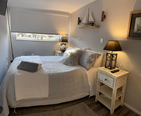 Swamp Fox Luxury 2BR Dutch Barge - Tourism TAS 1