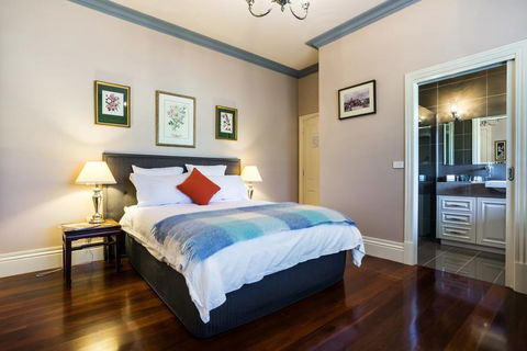Tallawarra Homestead - Hobart Tourism 0