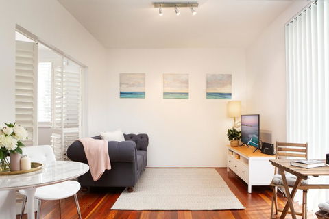 Tasteful Apartment With Balcony In Cammeray - Hobart Tourism 0