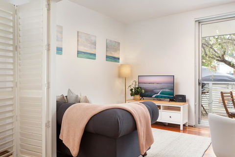 Tasteful Apartment With Balcony In Cammeray - Hobart Tourism 1