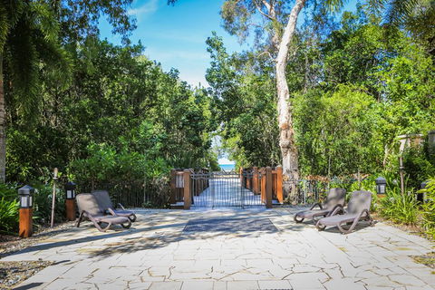 Temple 121 Modern Spacious Palm Cove 2 Brm 2 Bth Resort Apartment With Courtyard - Hobart Tourism 1