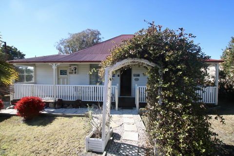 Tenterfield Historic C1895 Cottage - Hobart Tourism 1