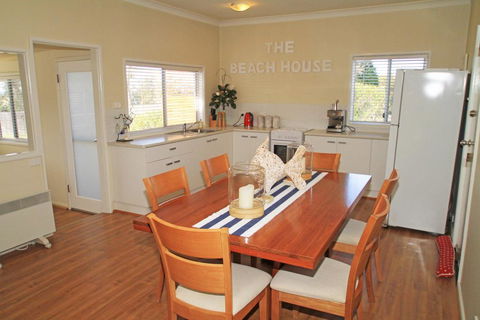 The Beach House In Berrara - Hobart Tourism 1
