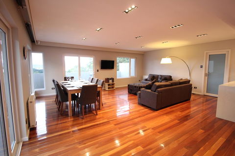 Sunny 3 Bedroom Apartment In Sandy Bay - Tourism TAS 1