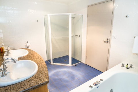 Edgewater Hotel - Tourism TAS 8