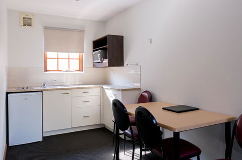 Bay Hotel Apartments - Hobart Tourism 8