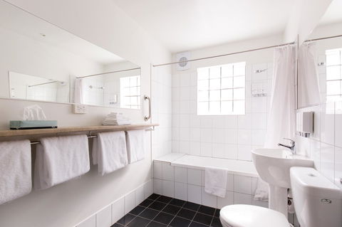 Bay Hotel Apartments - Hobart Tourism 12