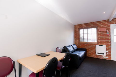 Bay Hotel Apartments - Hobart Tourism 9