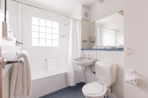 Bay Hotel Apartments - Hobart Tourism 5
