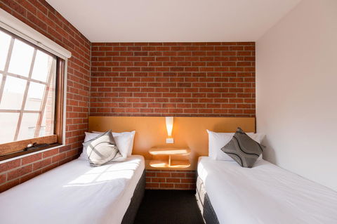 Bay Hotel Apartments - Hobart Tourism 11
