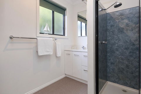 KINGFISHER COTTAGE Beachfront At The Binalong Bay - Tourism TAS 2