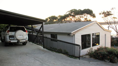 KINGFISHER COTTAGE Beachfront At The Binalong Bay - Tourism TAS 21