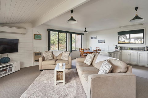 KINGFISHER COTTAGE Beachfront At The Binalong Bay - Tourism TAS 4