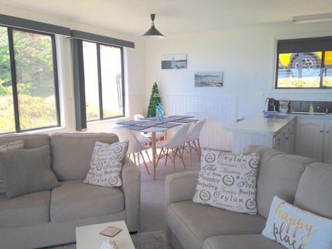 KINGFISHER COTTAGE Beachfront At The Binalong Bay - Tourism TAS 24