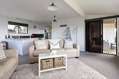 KINGFISHER COTTAGE Beachfront At The Binalong Bay - Tourism TAS 22