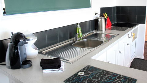 KINGFISHER COTTAGE Beachfront At The Binalong Bay - Tourism TAS 18