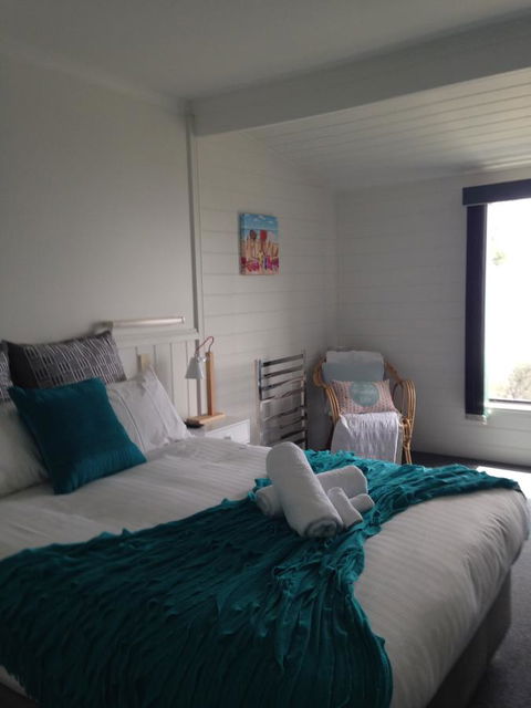 KINGFISHER COTTAGE Beachfront At The Binalong Bay - Tourism TAS 23