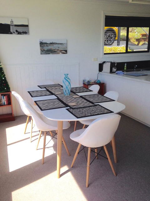 KINGFISHER COTTAGE Beachfront At The Binalong Bay - Tourism TAS 14