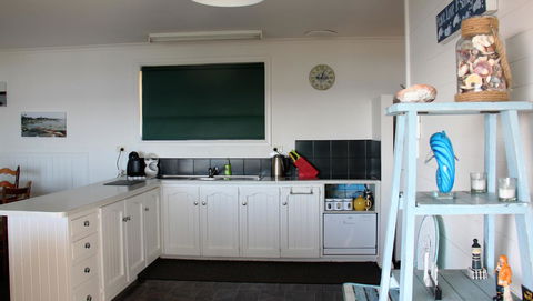 KINGFISHER COTTAGE Beachfront At The Binalong Bay - Tourism TAS 20