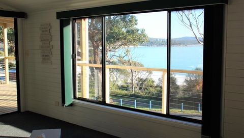 KINGFISHER COTTAGE Beachfront At The Binalong Bay - Tourism TAS 13