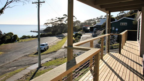 KINGFISHER COTTAGE Beachfront At The Binalong Bay - Tourism TAS 9