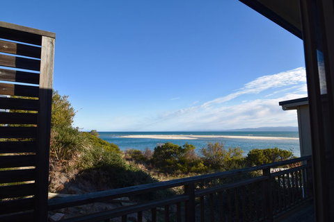 The Strand ~ On The Edge Of The Beach - Tourism TAS 15