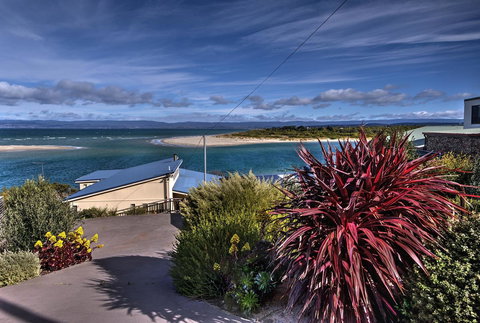 The Strand ~ On The Edge Of The Beach - Tourism TAS 1