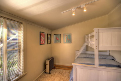 The Strand ~ On The Edge Of The Beach - Tourism TAS 12