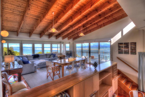 The Strand ~ On The Edge Of The Beach - Tourism TAS 3