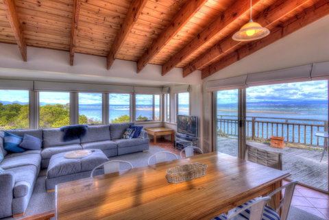 The Strand ~ On The Edge Of The Beach - Tourism TAS 0