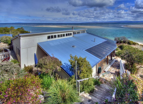 The Strand ~ On The Edge Of The Beach - Tourism TAS 13