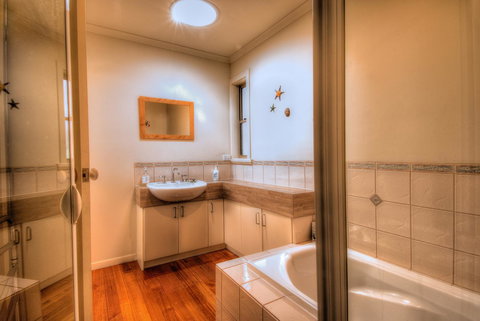 The Strand ~ On The Edge Of The Beach - Tourism TAS 9