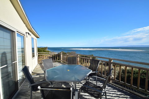 The Strand ~ On The Edge Of The Beach - Tourism TAS 14