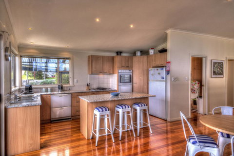 The Strand ~ On The Edge Of The Beach - Tourism TAS 11