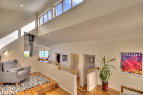 The Strand ~ On The Edge Of The Beach - Tourism TAS 7